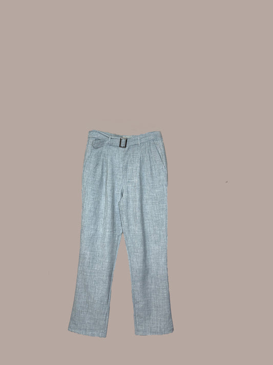 Hellgraue Hose mit Gürtel