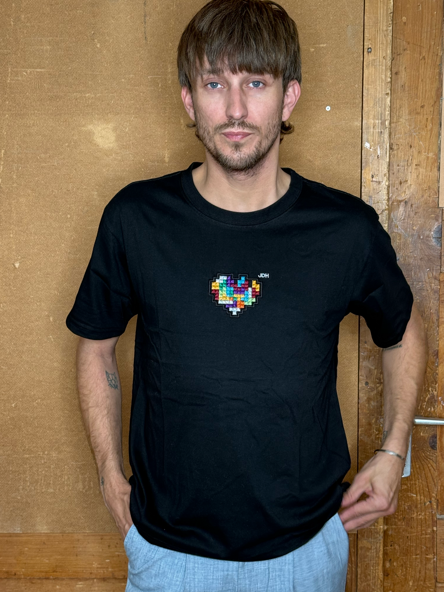 Schwarzes T-Shirt mit Pixel-Art Herz-Stickerei