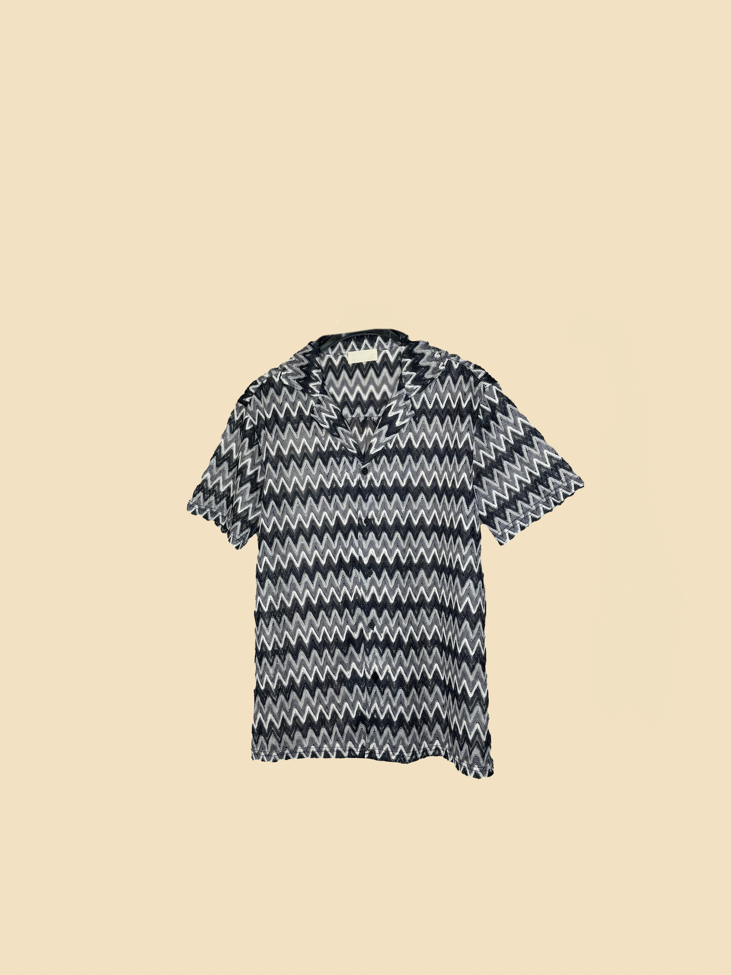Kurzarmhemd mit Zickzack-Muster – Schwarz & Weiß