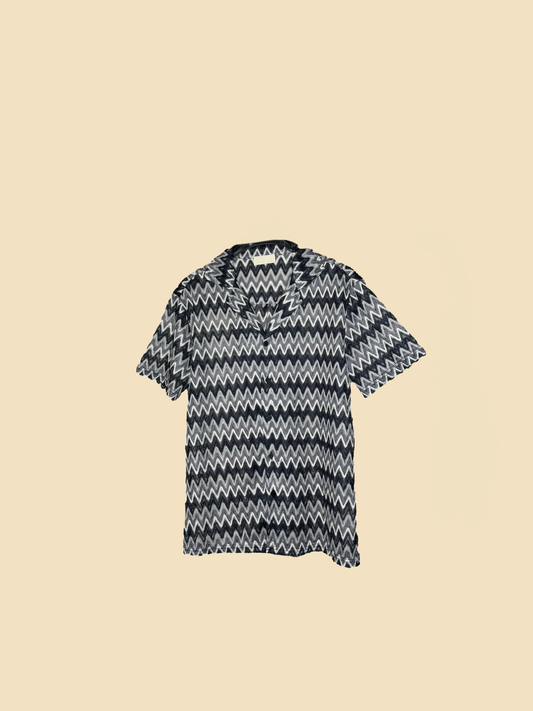 Kurzarmhemd mit Zickzack-Muster – Schwarz & Weiß