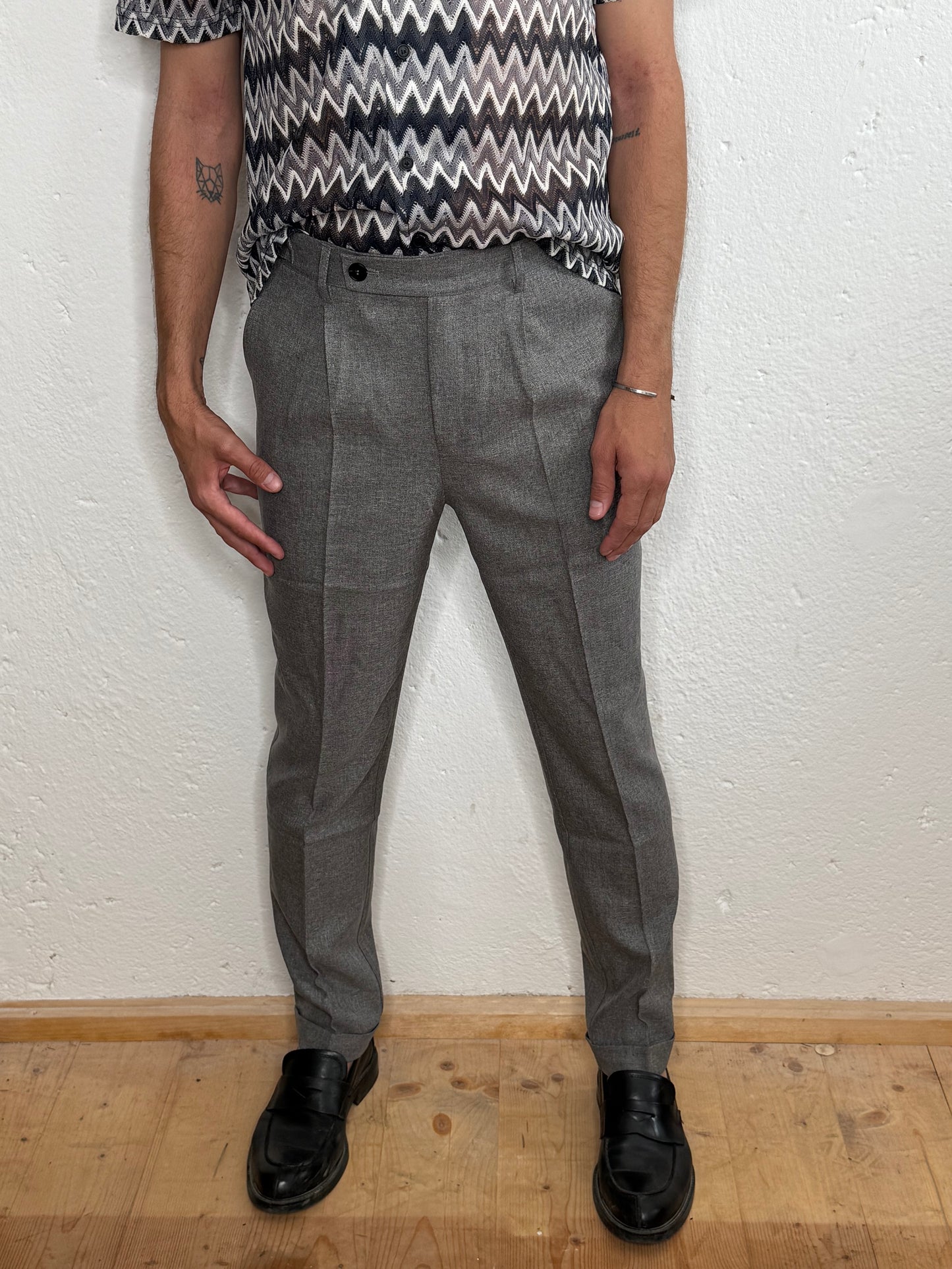 Hellgraue Hose mit Gürtel