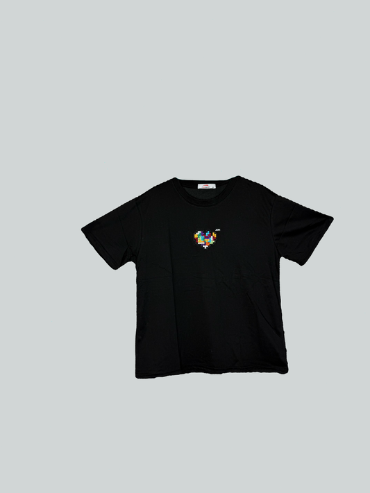 Schwarzes T-Shirt mit Pixel-Art Herz-Stickerei